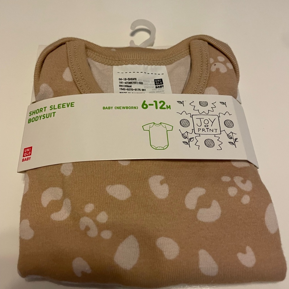 Uniqlo Baby Size 6-12 M Short Sleeve Bodysuit in Tan and White NWT
